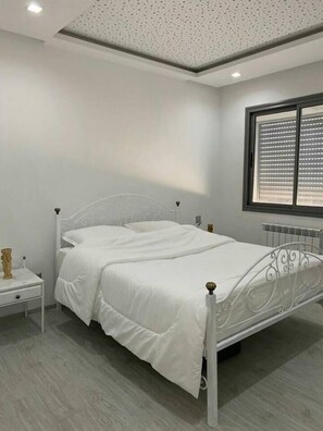 1 habitación, tabla de planchar con plancha, wifi y ropa de cama