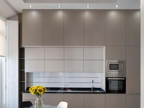 Kühlschrank, Mikrowelle, Ofen, Geschirrspüler