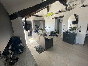 Kühlschrank, Mikrowelle, Ofen, Herdplatte