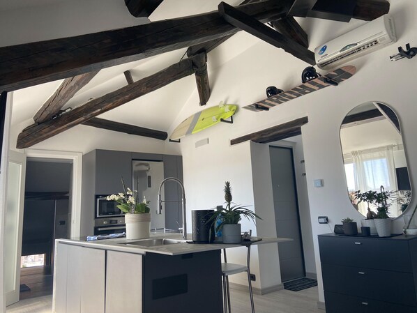 Geladeira, micro-ondas, fogão, cooktop