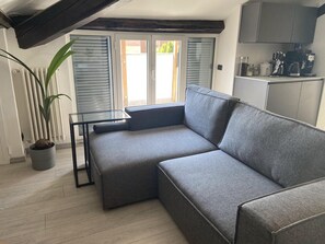 Een televisie en een stereo