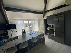 Een koelkast, een magnetron, een oven, een kookplaat