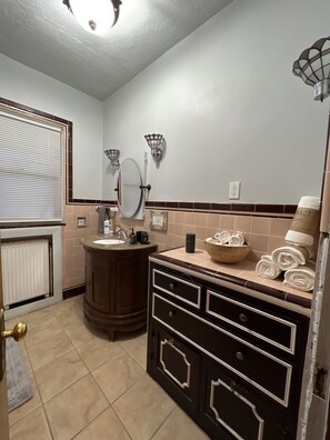 Duschwanne, Haartrockner, Handtücher, Seife