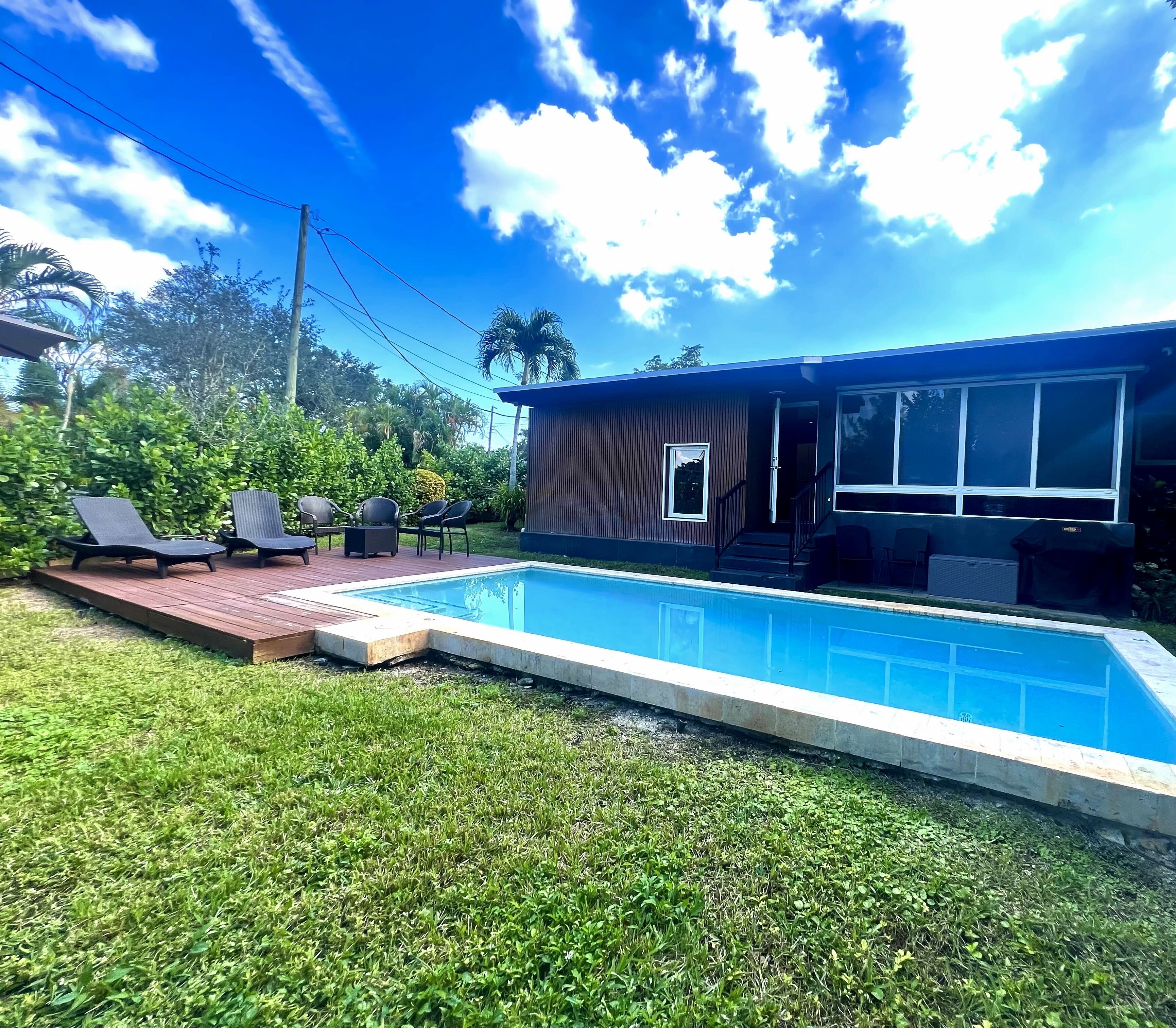 Sleek & Modern 3BED 2.5BA Smart Home w/ Pool & Peloton Bike 10 Mins to Beach