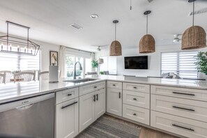 冰箱、微波炉、烤箱、炉灶