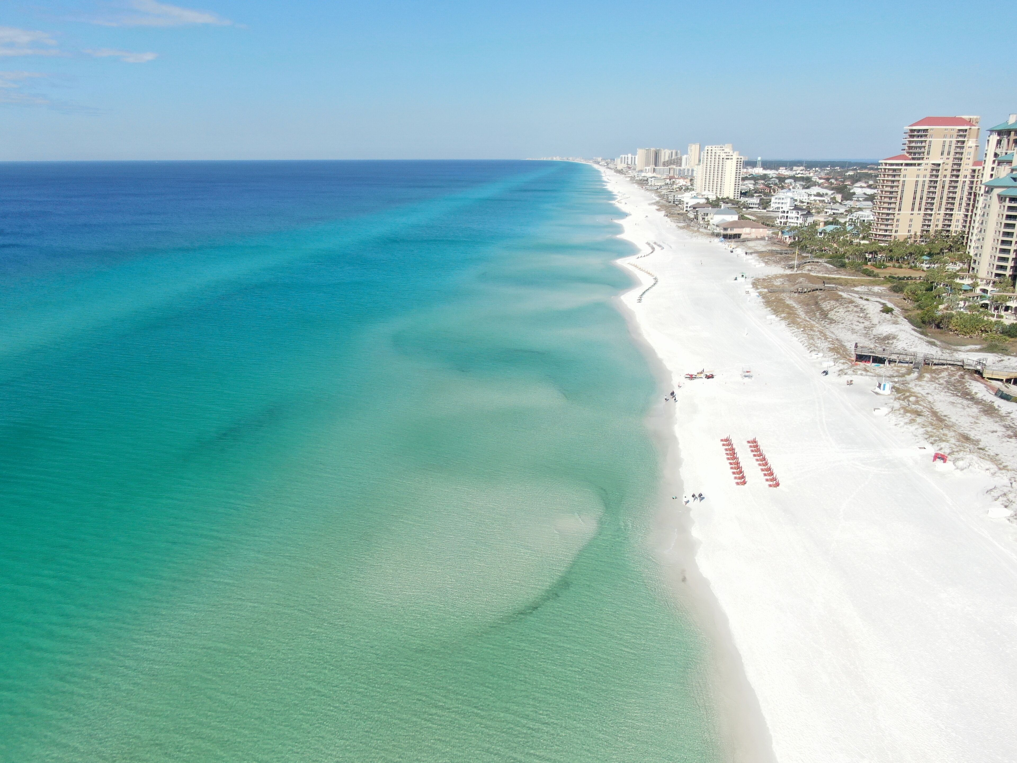 Playa en los alrededores, camastros y toallas de playa 