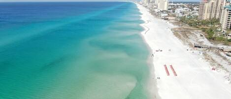 Playa en los alrededores, camastros y toallas de playa