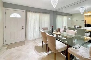 Dining - Beautiful Townhome in Palm Beach Gardens, 5 mins to PGA Golf and MLB (Palm Beach Gardens)