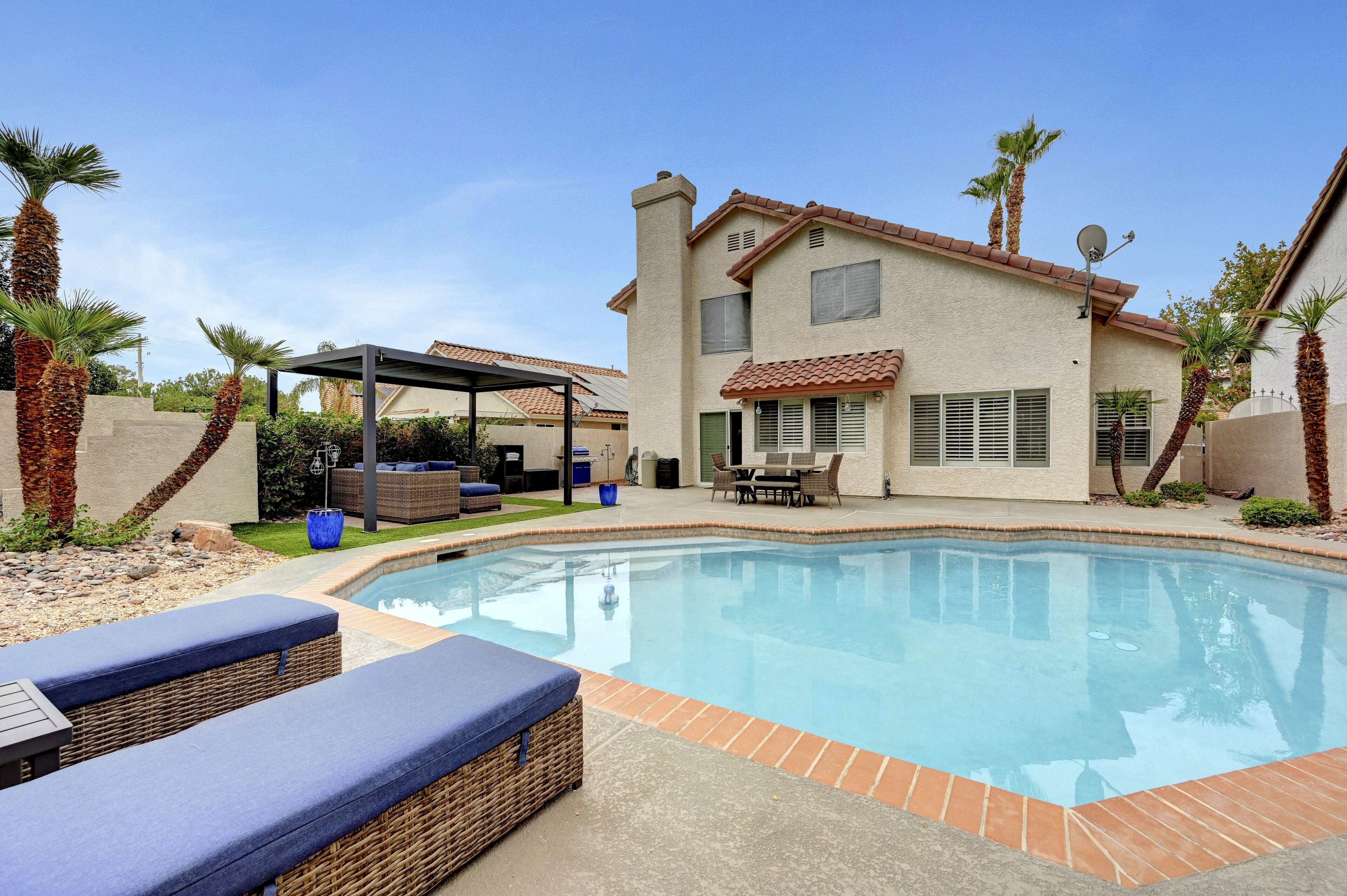 **Family Henderson Resort Style Retreat w/Pool!!**