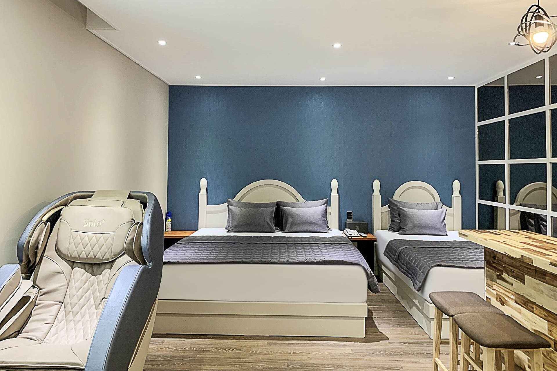 特色双床房 | 高档床上用品、羽绒被、记忆海绵床垫、办公桌