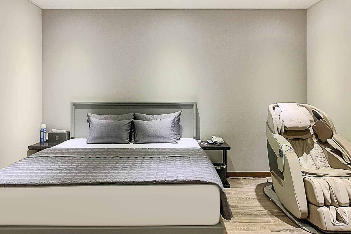 Dobbeltrom – premium | Sengetøy av topp kvalitet, dundyner, memory foam-senger og skrivebord