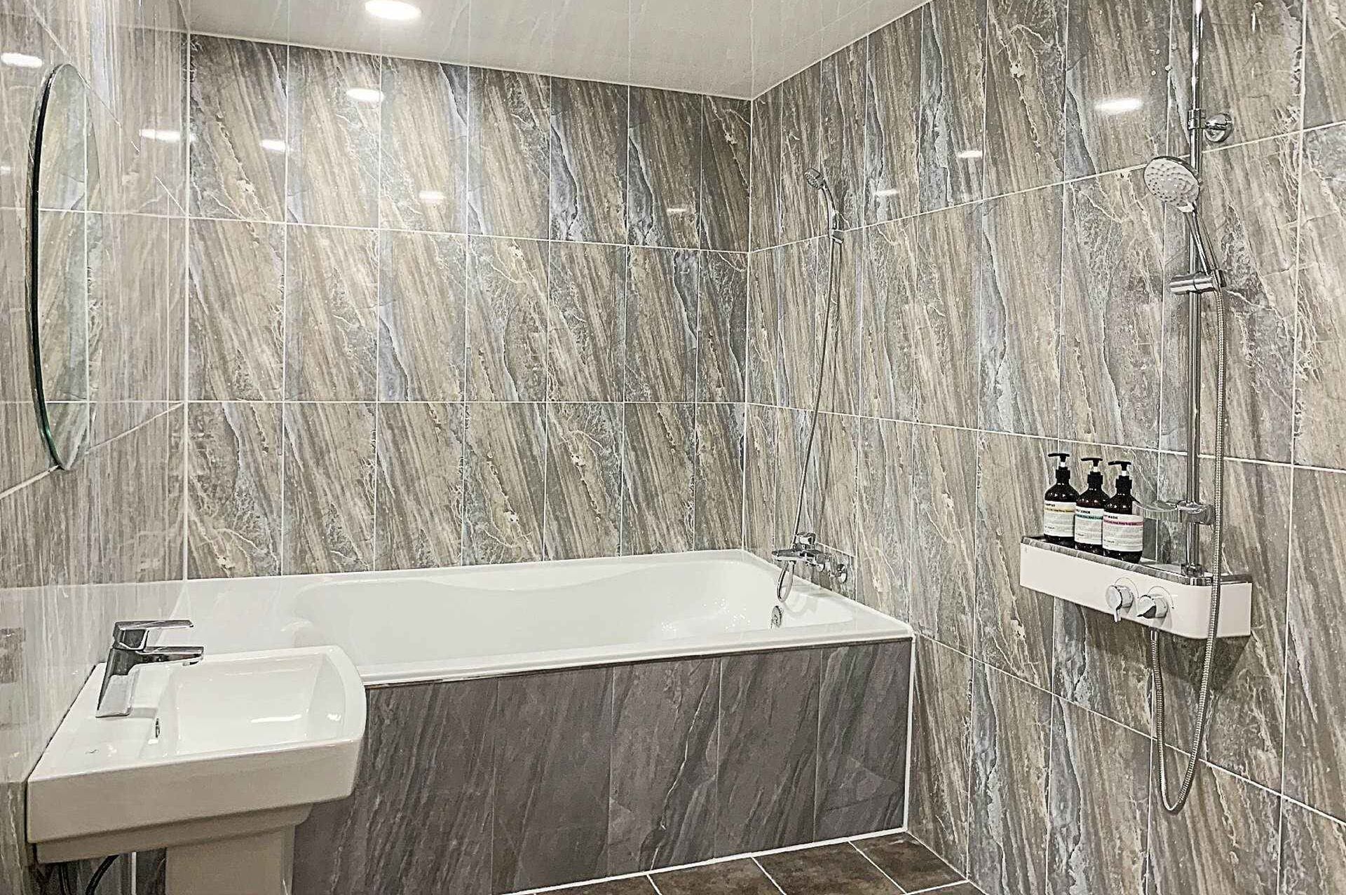 Quarto duplo com design assinado | Banheiro | Banheira e chuveiro separados, banheira de imersão