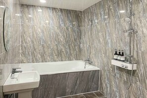 Habitación Signature con 2 camas individuales | Baño | Bañera y ducha independientes y bañera profunda