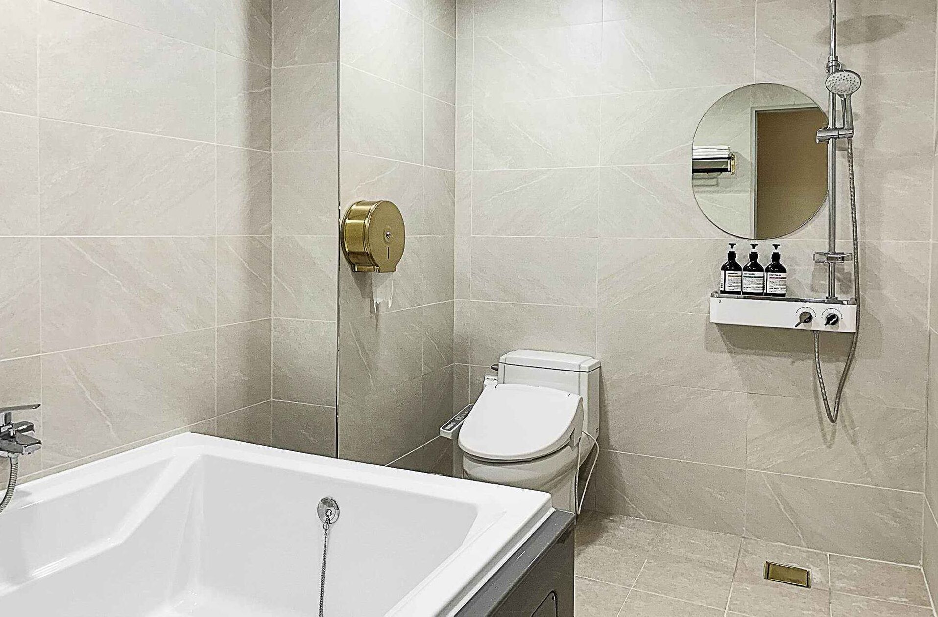 Un baño con bañera, inodoro y zona de ducha.