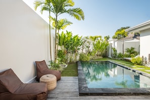 Outdoor pool, pool loungers - Villa Casa Cielo by OriVista (Canggu)