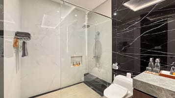Rainfall showerhead, free toiletries, towels