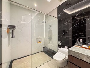 Sadesuihkupää, ilmaiset hygieniatuotteet, pyyhkeet