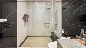 เรนชาวเวอร์, ของใช้ในห้องน้ำฟรี, ผ้าเช็ดตัว