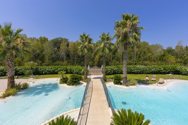 Jardin commun avec piscine