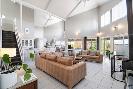 TV, fireplace. Seaview Residence by Peppy Beach Retreats®, Residence