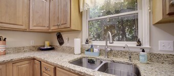 Beautiful Views, Endless views, Spacious home with privacy & hot tub Gem mining 