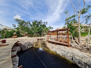 3 albercas al aire libre, sombrillas en la alberca y camastros 