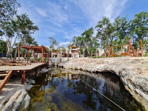 3 albercas al aire libre, sombrillas en la alberca y camastros 