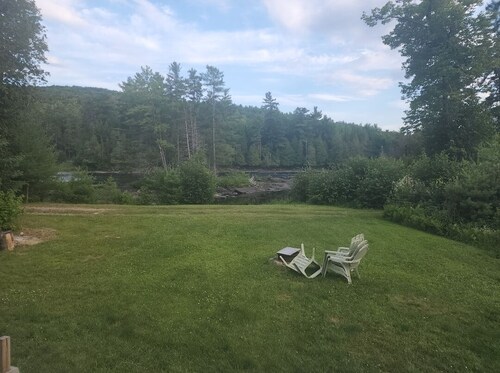 Cozy trailer right on the Madawaska River