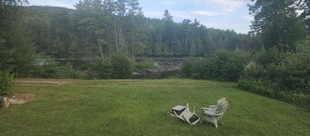 Cozy trailer right on the Madawaska River