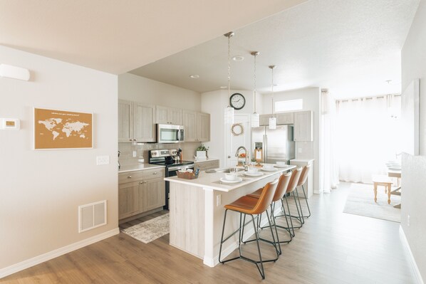 Réfrigérateur, four à micro-ondes, un four, surface de cuisson