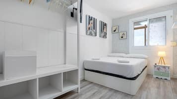 2 bedrooms, iron/ironing board, free internet, bed sheets