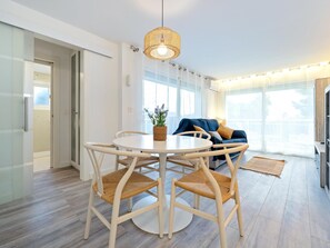 Dining - Apartment with terrace at 8km Port Aventura (Salou)