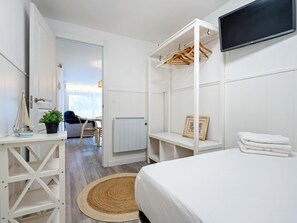 2 bedrooms, iron/ironing board, free Internet, bed sheets