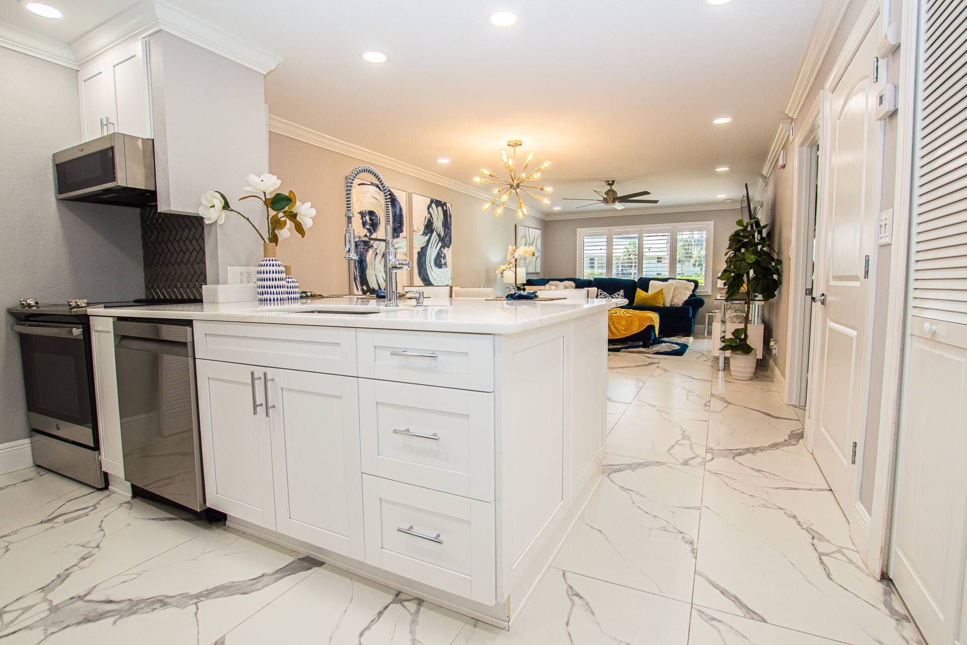 Kühlschrank, Mikrowelle, Herdplatte, Geschirrspüler