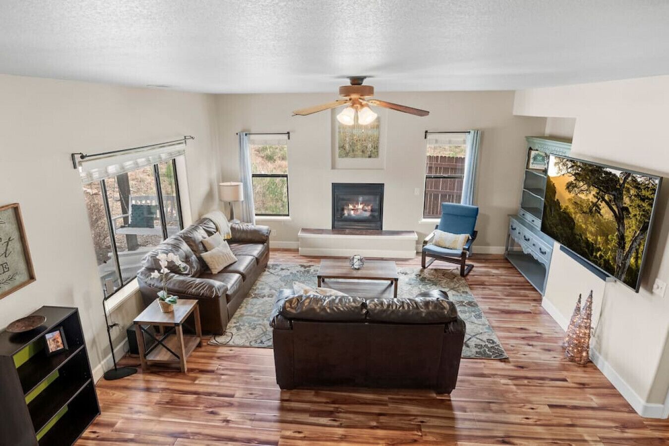 スマートテレビ、暖炉、DVD プレーヤー、ステレオ