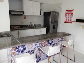 Kühlschrank, Wasserkocher mit Kaffee-/Teezubehör, Esstisch