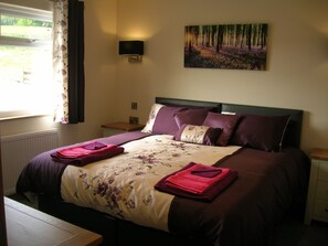 3 soverom, skrivebord, strykejern/-brett og reiseseng for barn