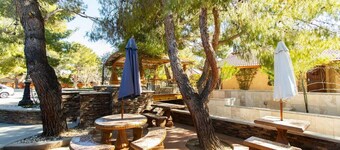 Stylish & Comfy ~ 5★ Location, Office, ♛Queen Bed