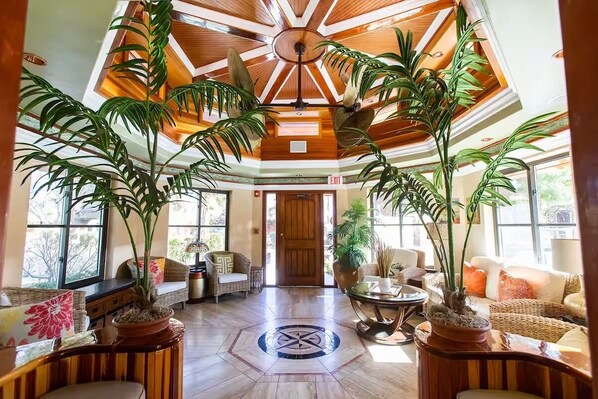 Interior - Stylish & Comfy ~ 5★ Location, Office, ♛Queen Bed (Ridgecrest)