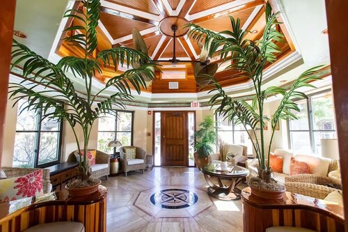 Stylish & Comfy ~ 5★ Location, Office, ♛Queen Bed