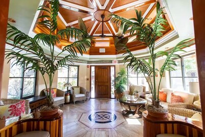 Stylish & Comfy ~ 5★ Location, Office, ♛Queen Bed