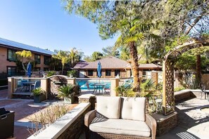 Terrace/patio - Stylish & Comfy ~ 5★ Location, Office, ♛Queen Bed (Ridgecrest)