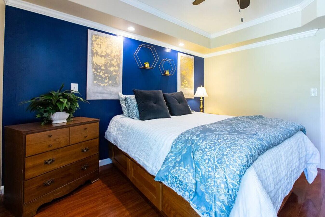 Stylish & Comfy ~ 5★ Location, Office, ♛Queen Bed