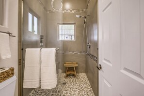 Combined shower/tub, hair dryer, towels, soap - House Rising ☀️ Villa w/ mini-golf, pool and spa (Desert Hot Springs)