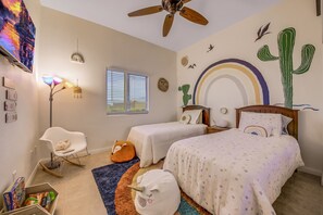 3 Schlafzimmer, Schreibtisch, Bügeleisen/Bügelbrett, Reisekinderbett