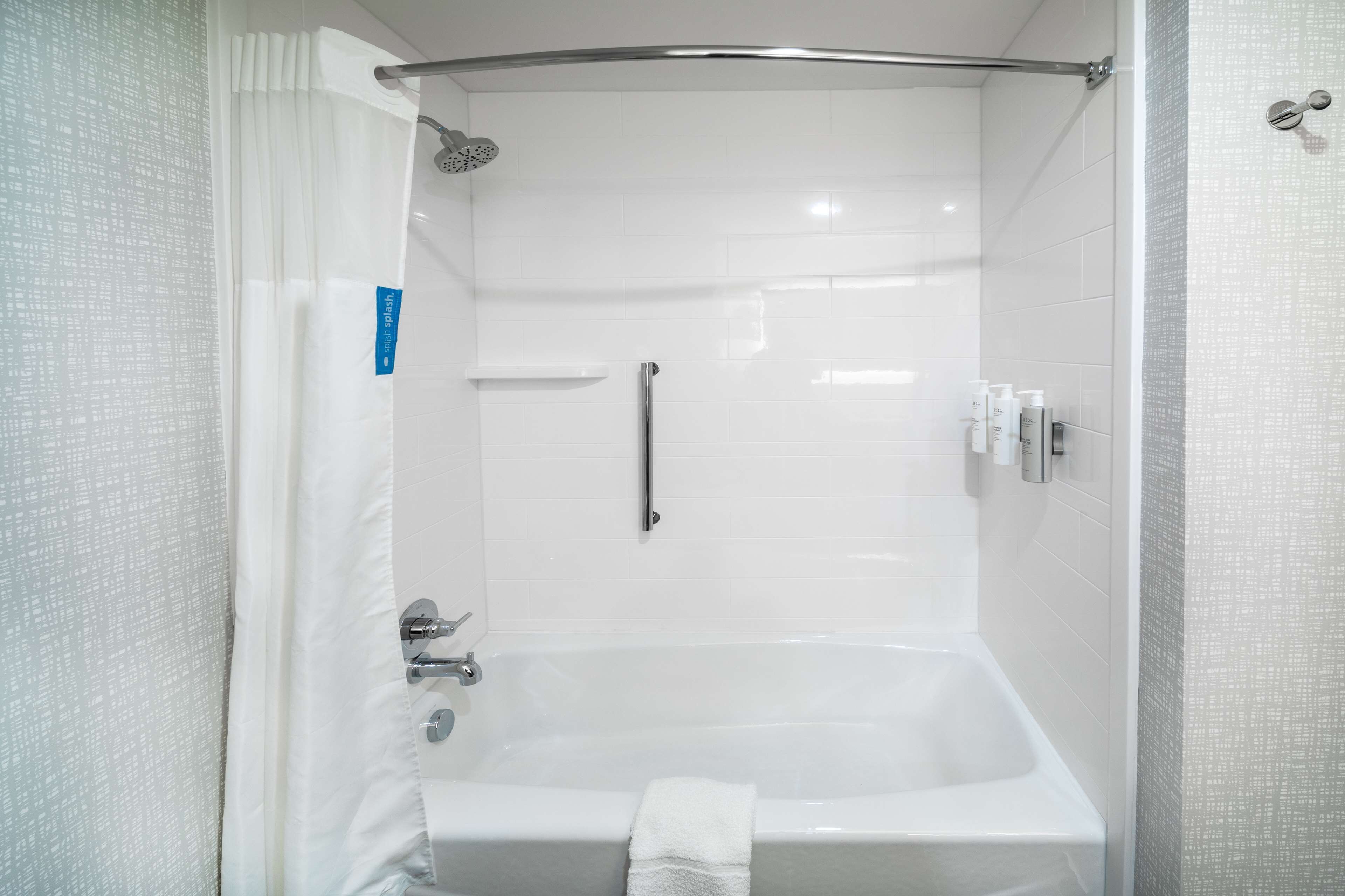 Ein modernes Badezimmer mit einer begehbaren Dusche, einer Badewanne und einem WC.