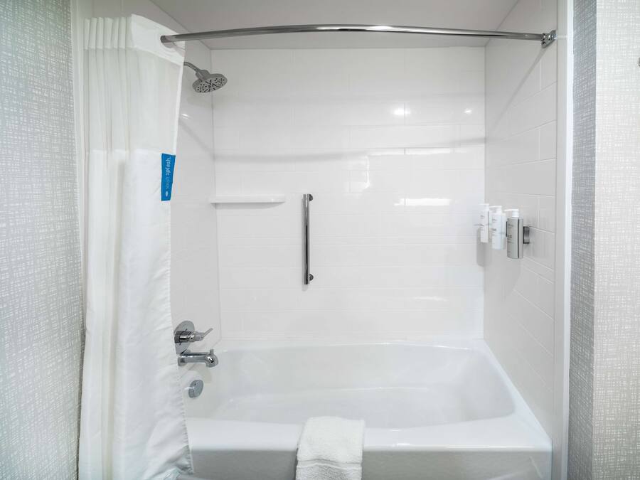 Ein modernes Badezimmer mit einer begehbaren Dusche, einer Badewanne und einem WC.