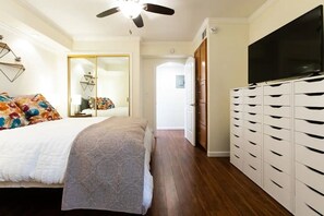 2 bedrooms, premium bedding, desk, iron/ironing board - ★Work & Relax ~ Quiet Oasis, ♛Queen Bed, Pool, Pkg (Ridgecrest)