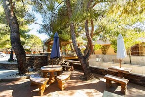 Outdoor dining - ★Work & Relax ~ Quiet Oasis, ♛Queen Bed, Pool, Pkg (Ridgecrest)