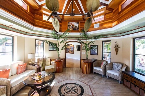 ★Work & Relax ~ Quiet Oasis, ♛Queen Bed, Pool, Pkg